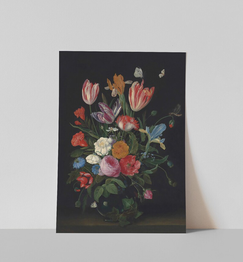 K&ouml;nnte beinhalten: Ein Kunstdruck mit einem Blumenstillleben vor dunklem Hintergrund. Eine Vase ist mit bunten Blumen gef&uuml;llt, darunter Tulpen, Rosen und Iris, mit Schmetterlingen. Ein klassisches, elegantes Kunstwerk f&uuml;r die Wand.