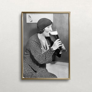 Mujer bebiendo cerveza, arte en blanco y negro, arte de pared vintage, impresión amante de la cerveza, decoración de la pared del bar, cerveza vintage, DESCARGA DIGITAL, arte IMPRIMIBLE