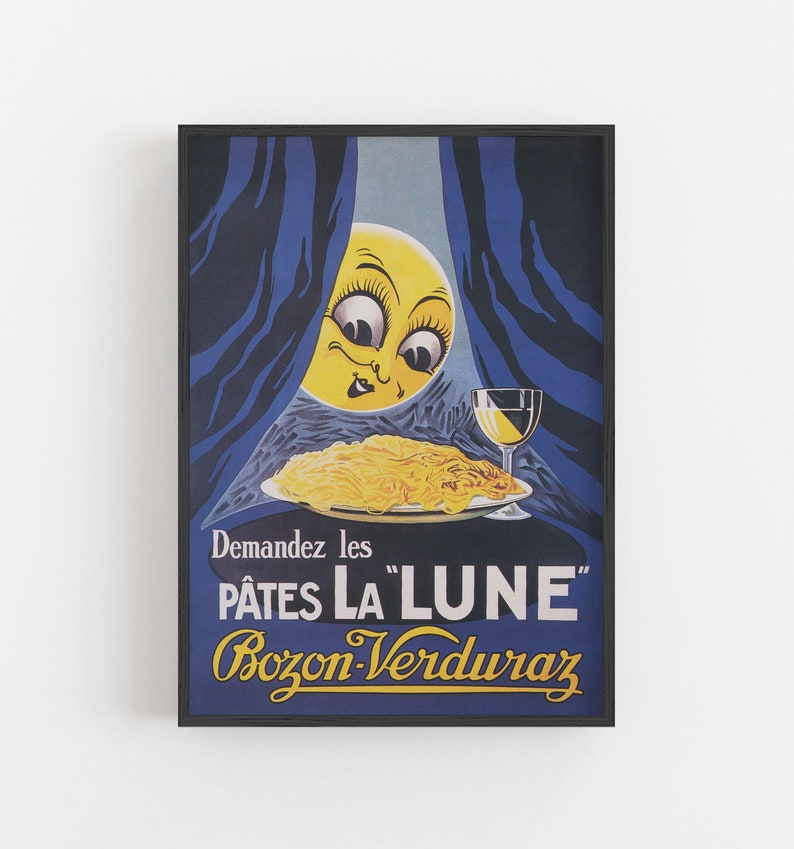 以下が含まれることがあります： 「P&acirc;tes La Lune」パスタのヴィンテージ広告。顔のある漫画の月とパスタの皿が描かれている。テキストには「Demandez les P&acirc;tes La Lune Bozon-Verduraz」と書いてある。