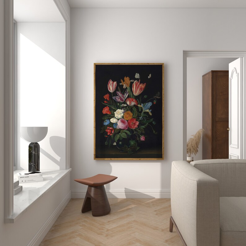 K&ouml;nnte beinhalten: Gerahmtes Blumenstillleben mit dunklem Hintergrund. Das Kunstwerk zeigt einen lebendigen Strau&szlig; aus Tulpen, Rosen und anderen Blumen in Rot-, Rosa-, Orange- und Wei&szlig;t&ouml;nen. Das Gem&auml;lde wird in einem gut beleuchteten Raum ausgestellt.