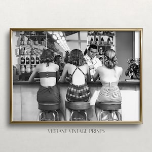 バーにいる女性、白黒アート、ヴィンテージ ウォール アート、レトロなウォール デコレーション、バー カート デコレーション、バー ウォール アート、デジタル ダウンロード、印刷可能なウォール アート