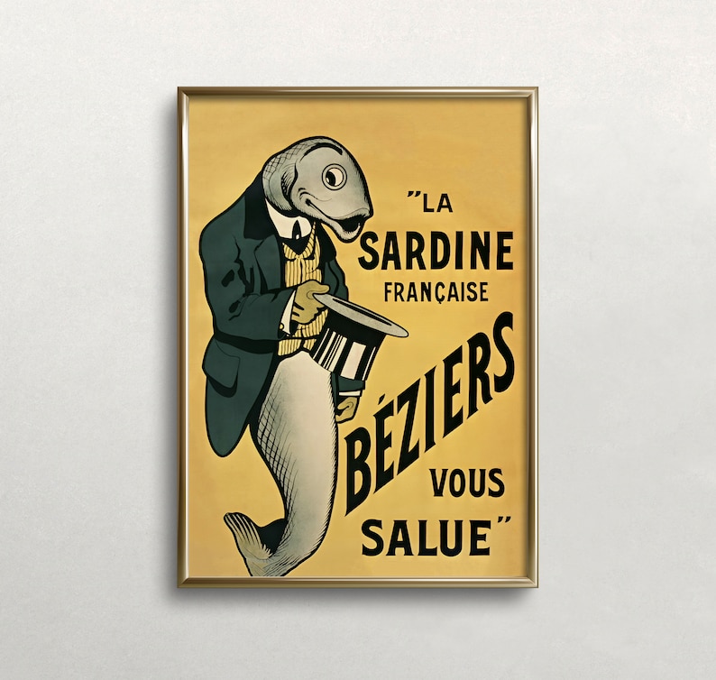 K&ouml;nnte beinhalten: Ein gerahmtes Poster im Vintage-Stil mit einem anthropomorphen Fisch in einer dunkelgr&uuml;nen Jacke und einer gelb gestreiften Weste, der einen Zylinder h&auml;lt. Der Text lautet: LA SARDINE FRAN&Ccedil;AISE B&Eacute;ZIERS VOUS SALUE. Gelber Hintergrund mit schwarzer Schrift.