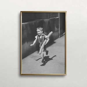 Junge mit Baguette, Schwarzweißkunst, Vintage Wandkunst, altes Foto, glücklicher Junge laufend, Pariser Wandkunst, DIGITALER DOWNLOAD, DRUCKBARE Wandkunst