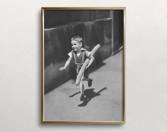 Garçon avec baguette, oeuvre d'art noir et blanc, art mural vintage, photo ancienne, joyeux garçon qui court, art mural Paris, téléchargement numérique, art mural imprimable