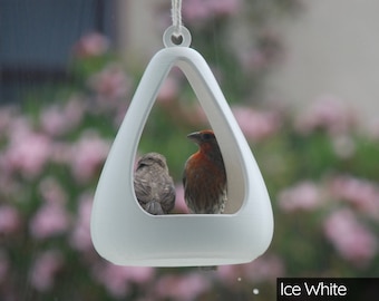 Vogelvoederbakje met perendruppel