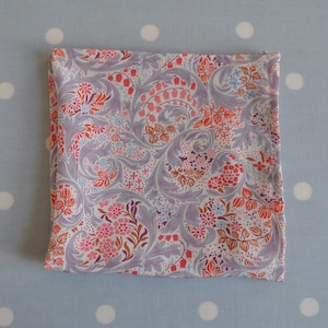 Pañuelo de bolsillo de seda crepé Liberty con flores de la Bella Durmiente, rosa, gris, marfil, morado y multicolor