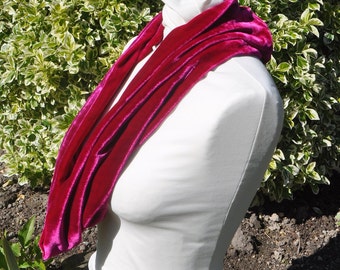 Lång halsduk/snood i sidensammet i djupt rosa
