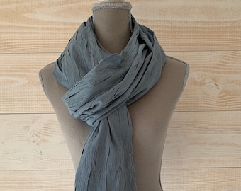 Foulard, tour de cou, coton froissé, très long foulard, bleu, mixte, pièce unique, idée cadeau, printemps été