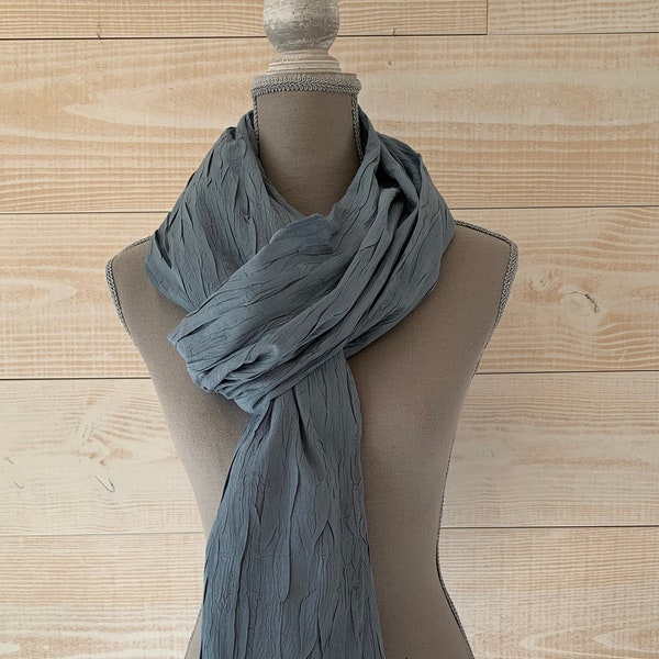 Foulard, tour de cou, coton froissé, très long foulard, bleu, mixte, pièce unique, idée cadeau, printemps été
