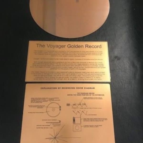 Detailgetreue Nachbildung der NASA VOYAGER GOLDEN Schallplatte aus Kunststoff mit 2 Erweiterungsplaketten
