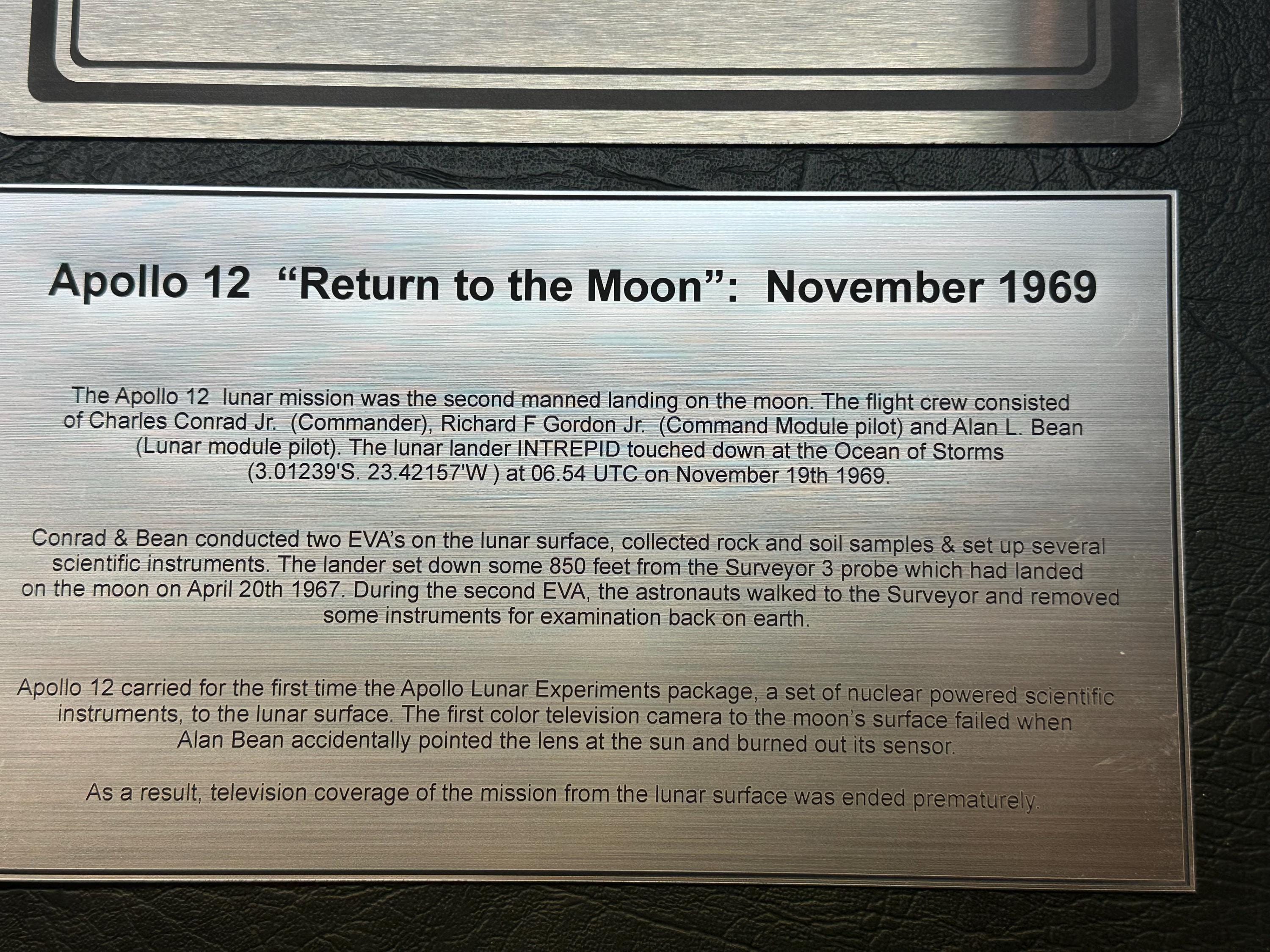アポロ12号月面着陸記念銘板 - 1969年11月 - 「月への帰還」の説明銘板