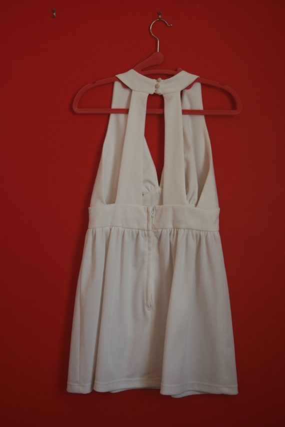 1970s Farrah Fawcett vibes white halter dress - image 4