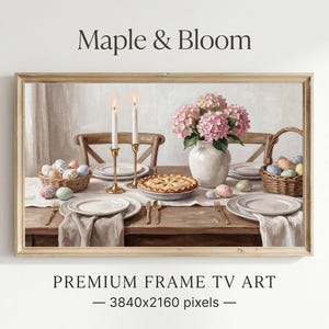 Puede incluir: Pintura enmarcada de una mesa de comedor preparada para una comida. La mesa está puesta con platos, cubiertos y servilletas. Hay un jarrón con flores rosas y dos cestas con huevos decorados. También hay dos velas encendidas y una tarta en la mesa.