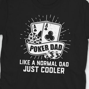 Puede incluir: Camiseta negra con un gráfico blanco de dos cartas de juego, fichas de póker y el texto "Poker Dad Like a Normal Dad Just Cooler".