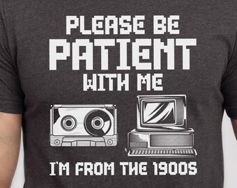 レトロな誕生日Tシャツ、皮肉たっぷりのヴィンテージテックユーモア、90年代の子供へのプレゼント、ゲーマー、どうか1900年代から来た私に我慢してください、ミレニアル世代