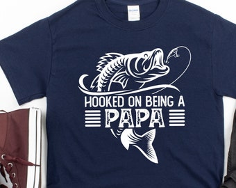 Camisa de papá de pesca, regalo de pesca para hombre, enganchado a ser un papá, regalo de pesca para papá Camiseta unisex de manga corta