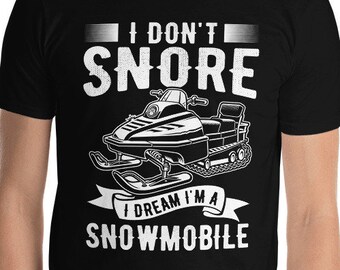 Puede incluir: Camiseta negra con un gráfico blanco de una moto de nieve y el texto "No ronco, sueño con ser una moto de nieve".