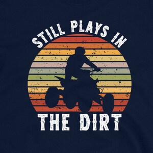 Lustiges Quad Riding Shirt für Männer, Hoodie, ATV Racing Geschenk, spielt immer noch im Dirt, Off Road T-Shirt, Allrad Geschenk
