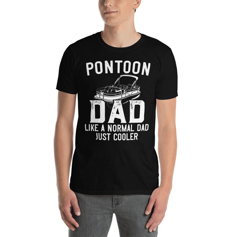 Pu&ograve; includere: Maglietta nera con testo bianco che recita "Pontoon Dad Like a Normal Dad Just Cooler" e una grafica bianca di una barca ponton.