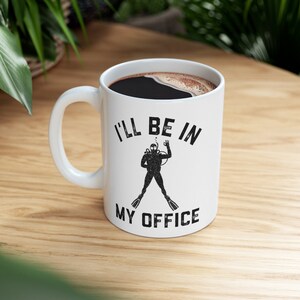Taza de café divertida para buceadores, regalo para hombres: "Estaré en mi oficina", taza de café para buceadores, 325 ml (11 oz). imagen 9