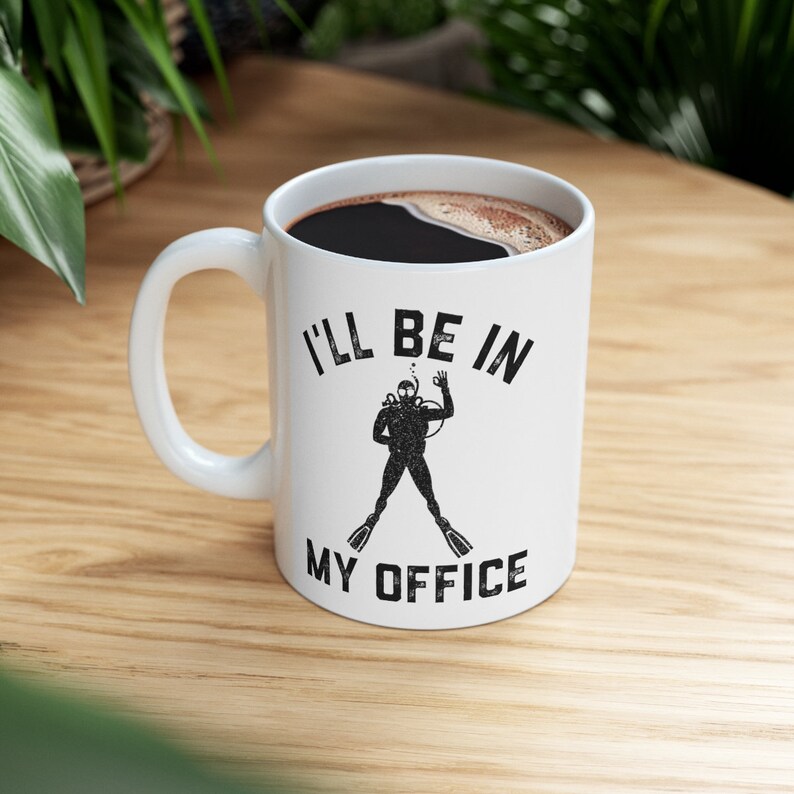 Taza de café divertida para buceadores, regalo para hombres: "Estaré en mi oficina", taza de café para buceadores, 325 ml (11 oz). imagen 9