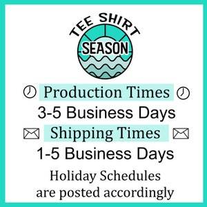 Pode incluir: Gr&aacute;fico azul turquesa com o texto "TEE SHIRT SEASON" dentro de um c&iacute;rculo com um sol e ondas. O texto abaixo diz "Production Times 3-5 Business Days Shipping Times 1-5 Business Days Holiday Schedules are posted accordingly."