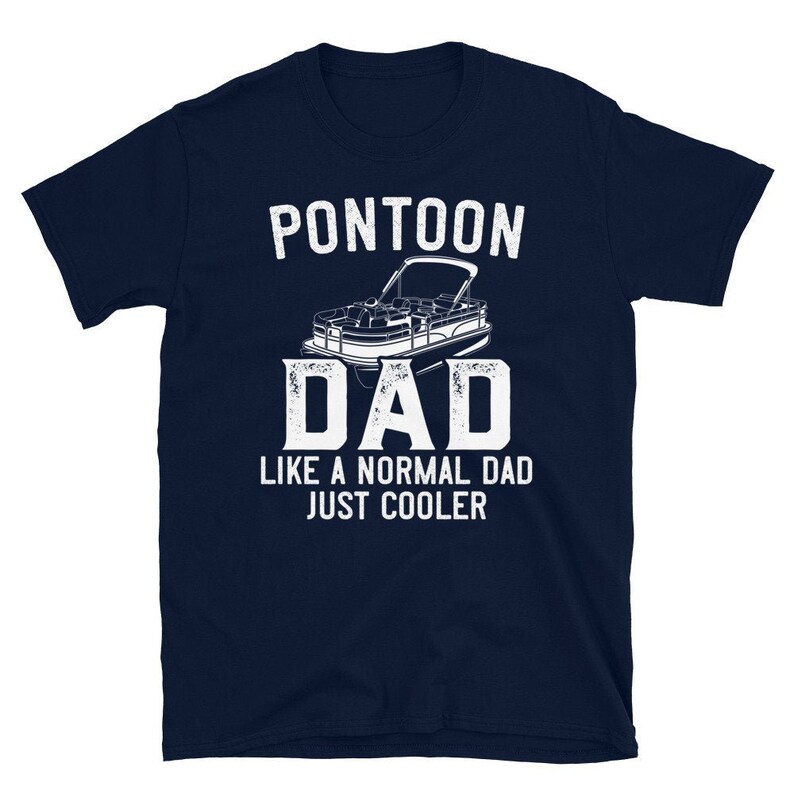Pu&ograve; includere: Maglietta blu navy con testo bianco che recita "Pontoon Dad Like a Normal Dad Just Cooler". Sopra il testo &egrave; presente una silhouette bianca di una barca pontone.