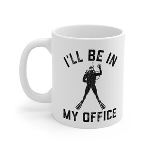 Taza de café divertida para buceadores, regalo para hombres: "Estaré en mi oficina", taza de café para buceadores, 325 ml (11 oz). imagen 7