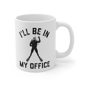 Taza de café divertida para buceadores, regalo para hombres: "Estaré en mi oficina", taza de café para buceadores, 325 ml (11 oz). imagen 3