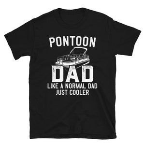 Pu&ograve; includere: Maglietta nera con testo bianco che recita "Pontoon Dad Like a Normal Dad Just Cooler". Sopra il testo &egrave; presente una silhouette bianca di una barca ponton.
