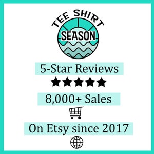 Pode incluir: Um logotipo circular azul turquesa com o texto "TEE SHIRT SEASON" dentro. O logotipo tem um sol e ondas dentro. Abaixo do logotipo est&aacute; o texto "5-Star Reviews" com cinco estrelas pretas. Abaixo das estrelas est&aacute; o texto "8.000+ Sales" com um &iacute;cone de carrinho de compras. Abaixo do carrinho de compras est&aacute; o texto "On Etsy since 2017" com um &iacute;cone de globo terrestre.