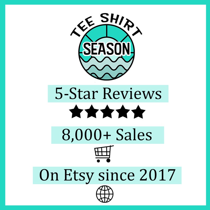 Pode incluir: Um logotipo circular azul turquesa com o texto "TEE SHIRT SEASON" dentro. O logotipo tem um sol e ondas dentro. Abaixo do logotipo est&aacute; o texto "5-Star Reviews" com cinco estrelas pretas. Abaixo das estrelas est&aacute; o texto "8.000+ Sales" com um &iacute;cone de carrinho de compras. Abaixo do carrinho de compras est&aacute; o texto "On Etsy since 2017" com um &iacute;cone de globo terrestre.