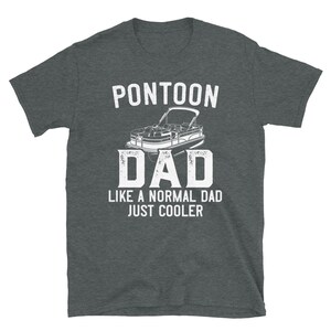 Pu&ograve; includere: Maglietta grigia con testo bianco che recita "Pontoon Dad Like a Normal Dad Just Cooler". Sopra il testo &egrave; presente una silhouette bianca di una barca ponton.