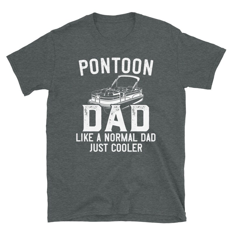 Pu&ograve; includere: Maglietta grigia con testo bianco che recita "Pontoon Dad Like a Normal Dad Just Cooler". Sopra il testo &egrave; presente una silhouette bianca di una barca ponton.