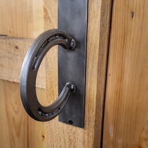 Handmade Horseshoe Door Handle – Rustic Iron Barn Door Hardware | Farmhouse Gate Pull