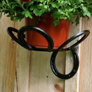 Handmade Horseshoe Flower Pot Wall Hanger – Rustic Steel Planter Holder for Outdoor & Indoor Decor