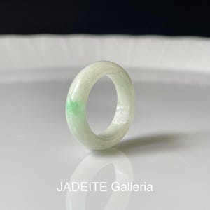 US5.75 Jade Ring - Authentische burmesische Jadeit Natural Grade A Weiß mit einem Hauch von lebendigem Grün alle Geschlechter Jade-Bandring
