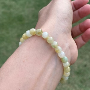 Gele jade kralenarmband - natuurlijk type A Birma jade, crèmekleur, gouden limoentint, groene vlokken 6 mm+ jadekraal