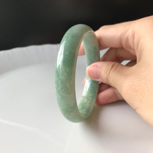 Natürlicher Jade-Armreif 59,2 mm Natürlicher Typ A Burmese Jadeite Translucent Erbsengrün Authentisch