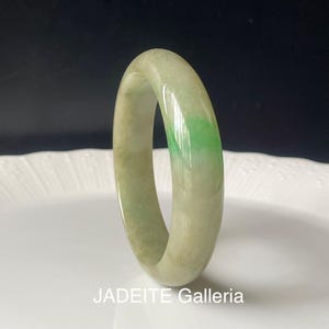 Jade Armreif 58.5 mm- Unbehandelter Kiwi-Grün mit einem Hauch von lebendigen grünen burmesischen Jadeit authentischer Grad A durchscheinender Jade-Armreif
