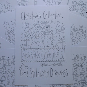 Könnte beinhalten: Eine Schwarzweißillustration einer Weihnachtskollektion mit 10 Stickereien. Die Illustration zeigt einen Schneemann, einen Vogel, einen Weihnachtspudding, einen Weihnachtsbaum und eine Geschenkbox. Der Text "Season's Greetings by the Curious miss b... 10 Stitchery Drawings" ist im Bild enthalten.