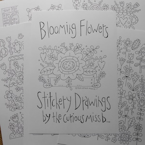 Könnte beinhalten: Schwarz-weiße Linienzeichnungen von Blumen mit dem Text "Blooming Flowers" und "Stitchery Drawings by the Curious Miss b..."