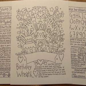 Op de afbeelding: Zwart-witte printbare patroon voor een verjaardagskrans met een konijn, taart, cadeaus en bloemen. Het patroon bevat een alfabet en cijfers voor personalisatie. De tekst luidt "Verjaardagskrans..." en "Gebruik het alfabet of uw eigen schrift om de banner met een naam te personaliseren."