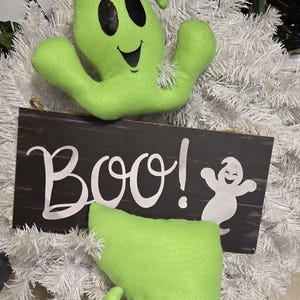 Grünes Gespenst Plüsch & Boo Schild: Halloweenkranz Anhänger Set