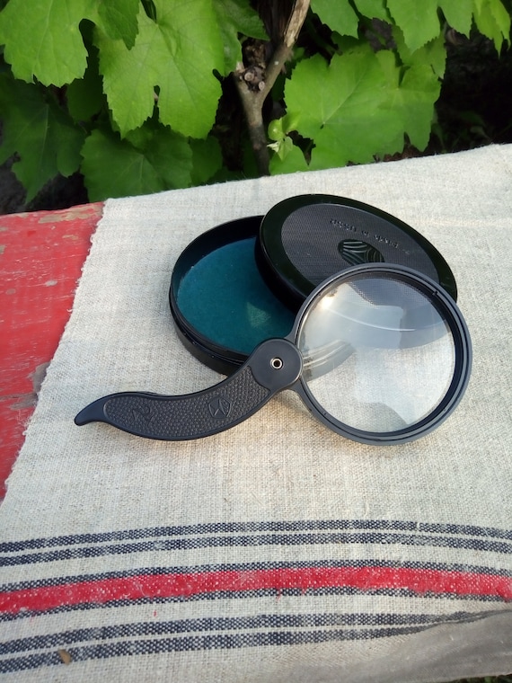 Vintage Pocket Magnifying Glass in Case. 