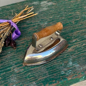 Kleines, kabelloses Sammlerstück Bügeleisen aus der UdSSR, Kinder Spielzeug Bügeleisen, Vintage Sammlerstück Bügeleisen, Metall Kinderspielzeug, Vintage Spielzeug