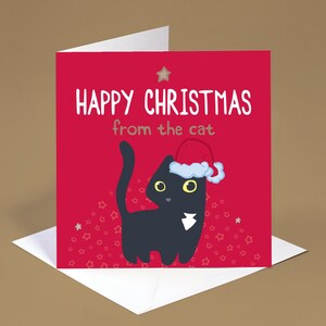 Op de afbeelding: Een vierkante wenskaart met een rode achtergrond en een zwarte kat met een rood-witte kerstmuts. De tekst HAPPY CHRISTMAS from the cat staat in witte en grijze letters op de kaart. Kleine sterretjes zijn verspreid over het onderste rode deel.