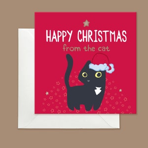 Op de afbeelding: Een vierkante rode kerstkaart met een zwarte kat die een kerstmuts draagt. De tekst luidt HAPPY CHRISTMAS from the cat. De achtergrond is versierd met kleine sterretjes. Een effen witte envelop bevindt zich achter de kaart.