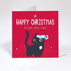Op de afbeelding: Een vierkante wenskaart met een felrode achtergrond en een zwarte kat met een rood-witte kerstmuts. De tekst luidt "HAPPY CHRISTMAS from the cat" in witte en bruine letters. Het ontwerp is voorzien van kleine sterpatronen.