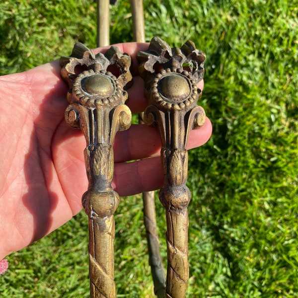 Embrasses de rideaux en bronze français. Paire de grandes embrasses pour balançoire en bronze coulé de grande qualité avec ruban et nœud. Retenues de rideau